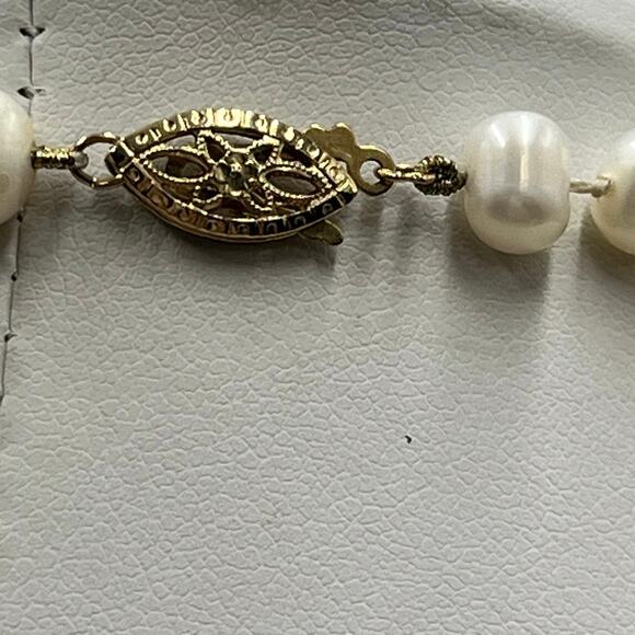 Vintage 18" Cultured Pearl
Necklace 14K Gold Filigree Box Clasp
5-8mm Pearls - Picture 11 of 13